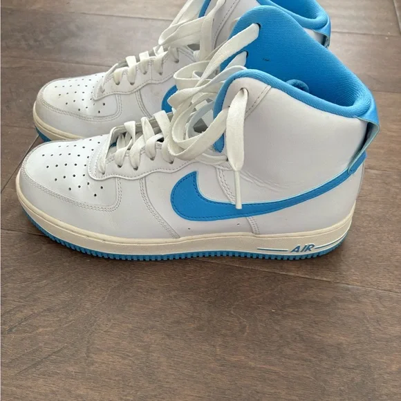 Nike Woman’s White and Blue Sneakers - Picture 1 of 5